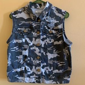 Easel Camouflage Distressed Button Down Denim Jacket Vest Size Medium.